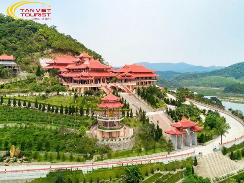 Đừng bỏ lỡ tour du lịch tâm linh Quảng Ninh 1 ngày được săn đón nhất hiện nay